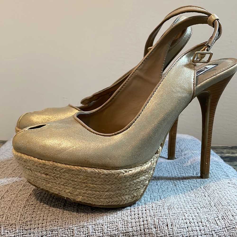Women’s size 8 Jennifer Lopez Gold Stiletto